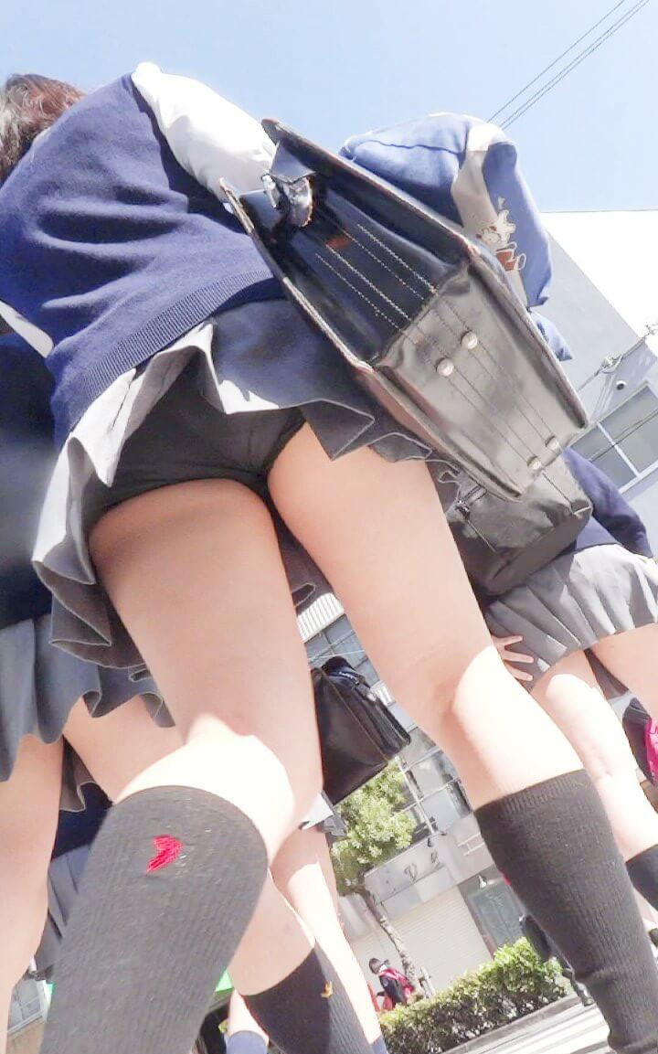 JK_逆さ撮り_パンティー_盗撮エロ画像_11